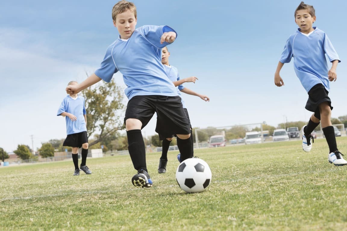 Как научиться играть в футбол Спорт Полезный сайт "Научиться" .