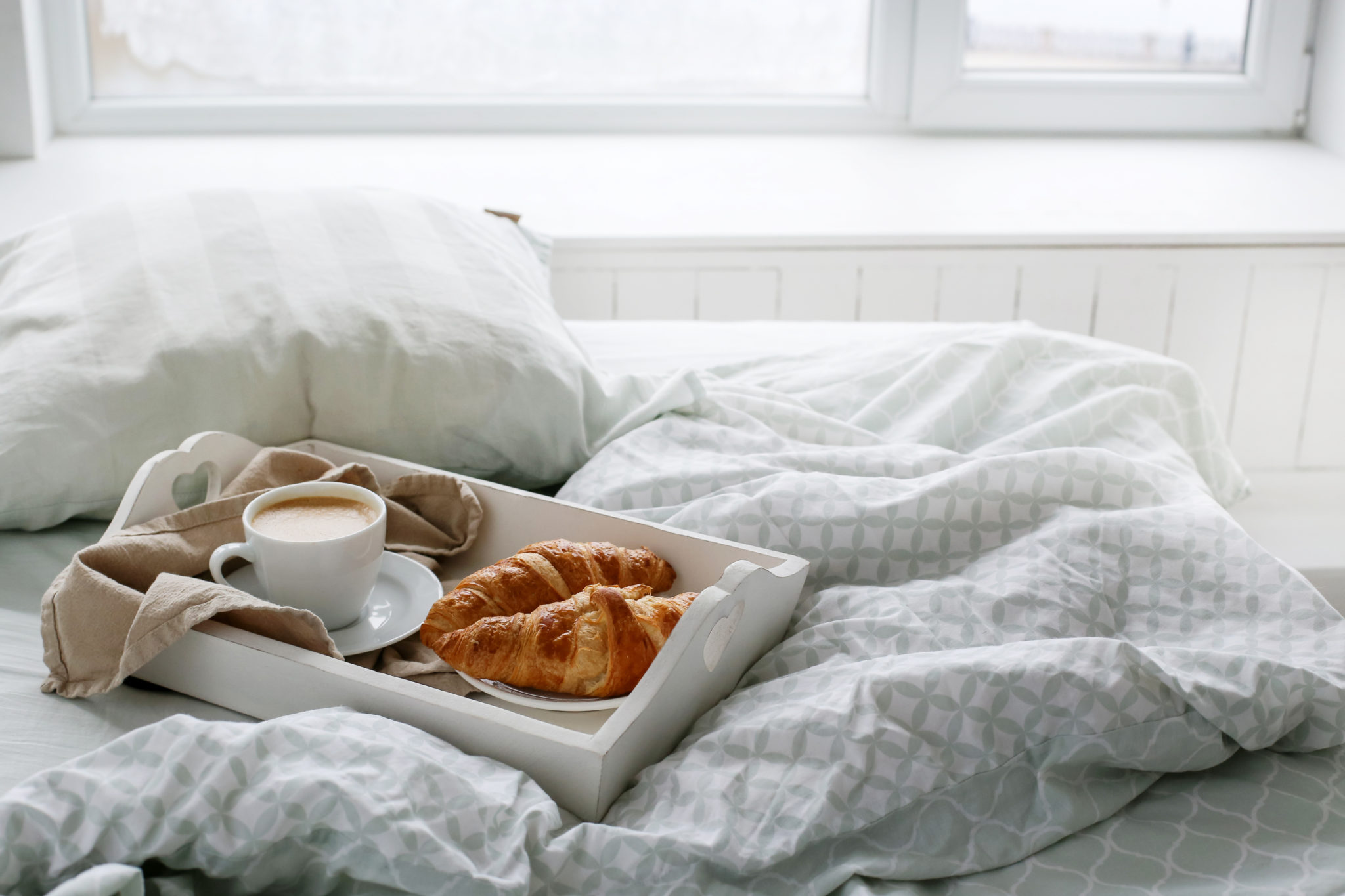 Что нужно чтоб утро. Завтрак в кровать. Утро кофе в постель. Утро в постели. Теплая постель.
